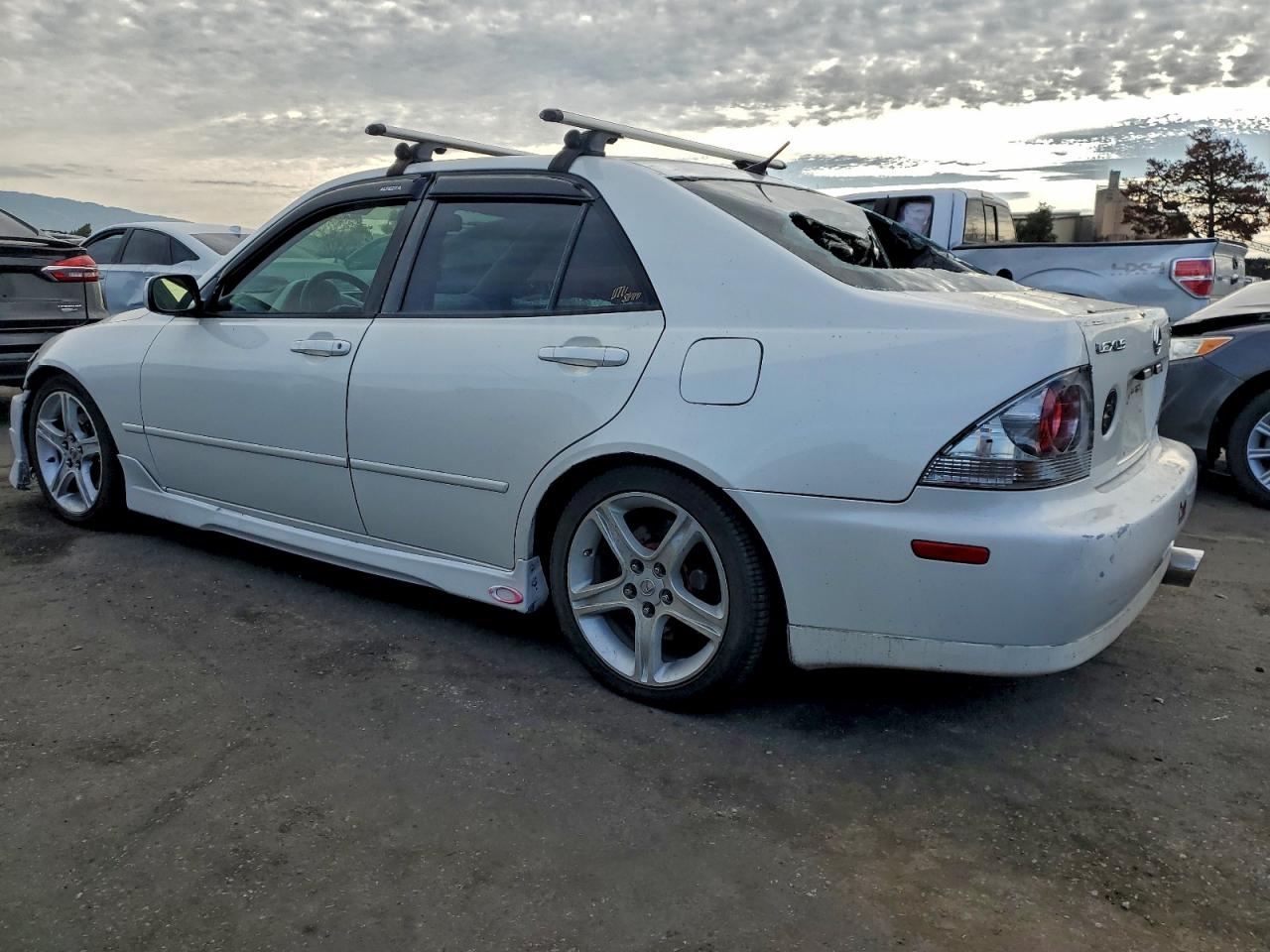2001 LEXUS IS 300 photo 2
