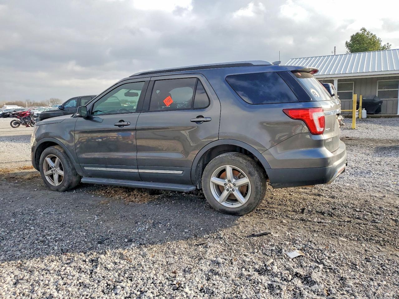 2017 FORD EXPLORER XLT photo 3