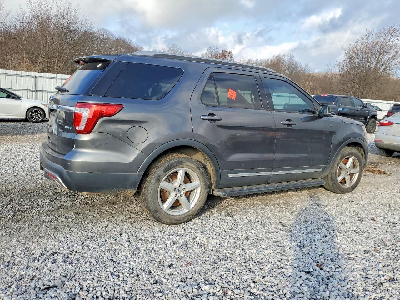 2017 FORD EXPLORER XLT photo 5