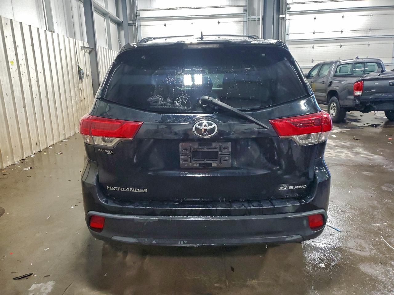 2017 TOYOTA HIGHLANDER SE photo 16