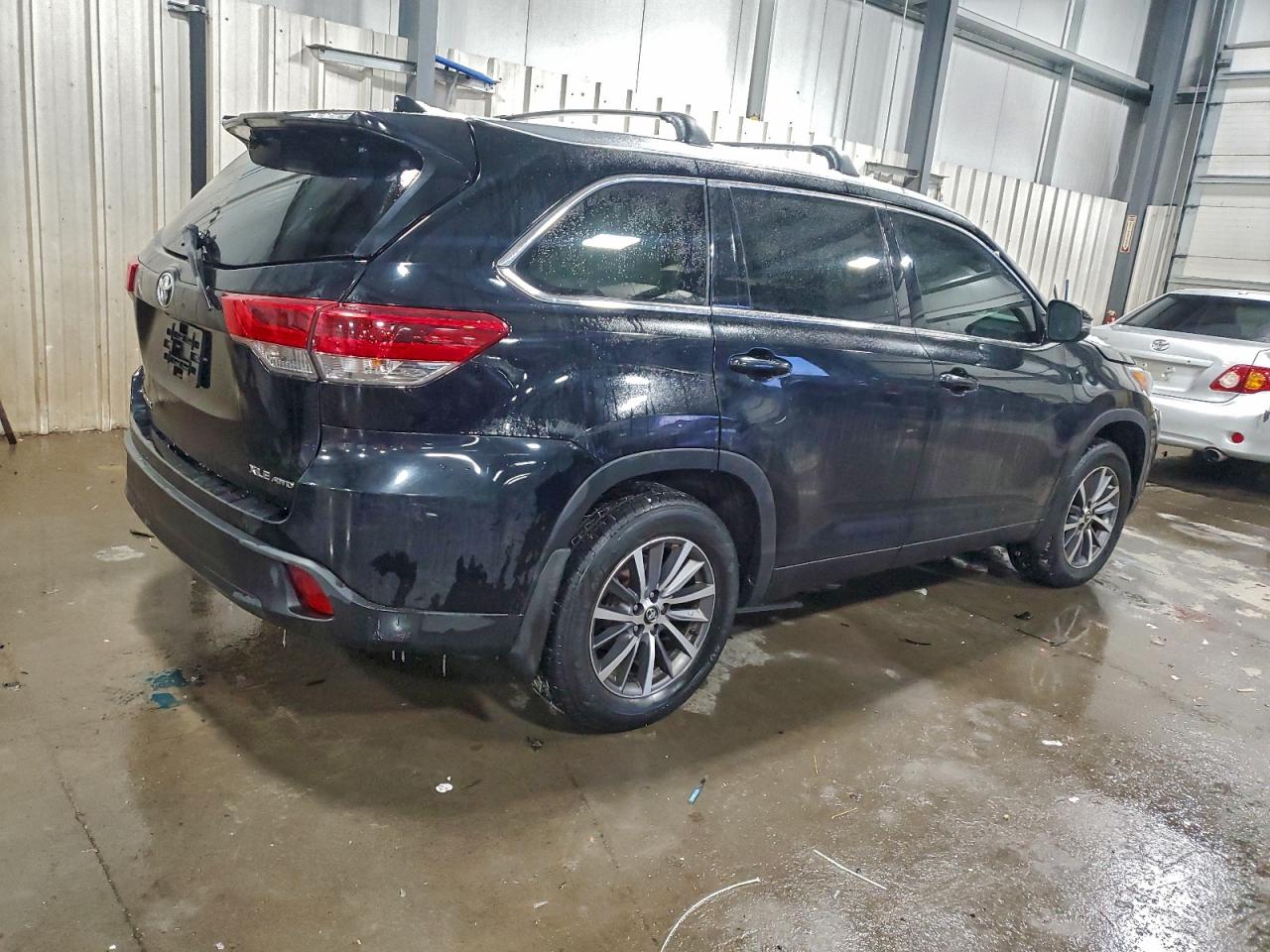 2017 TOYOTA HIGHLANDER SE photo 7