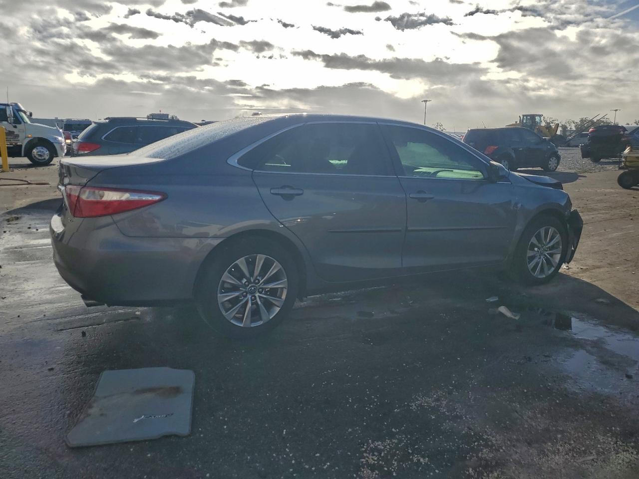 2017 TOYOTA CAMRY LE photo 3