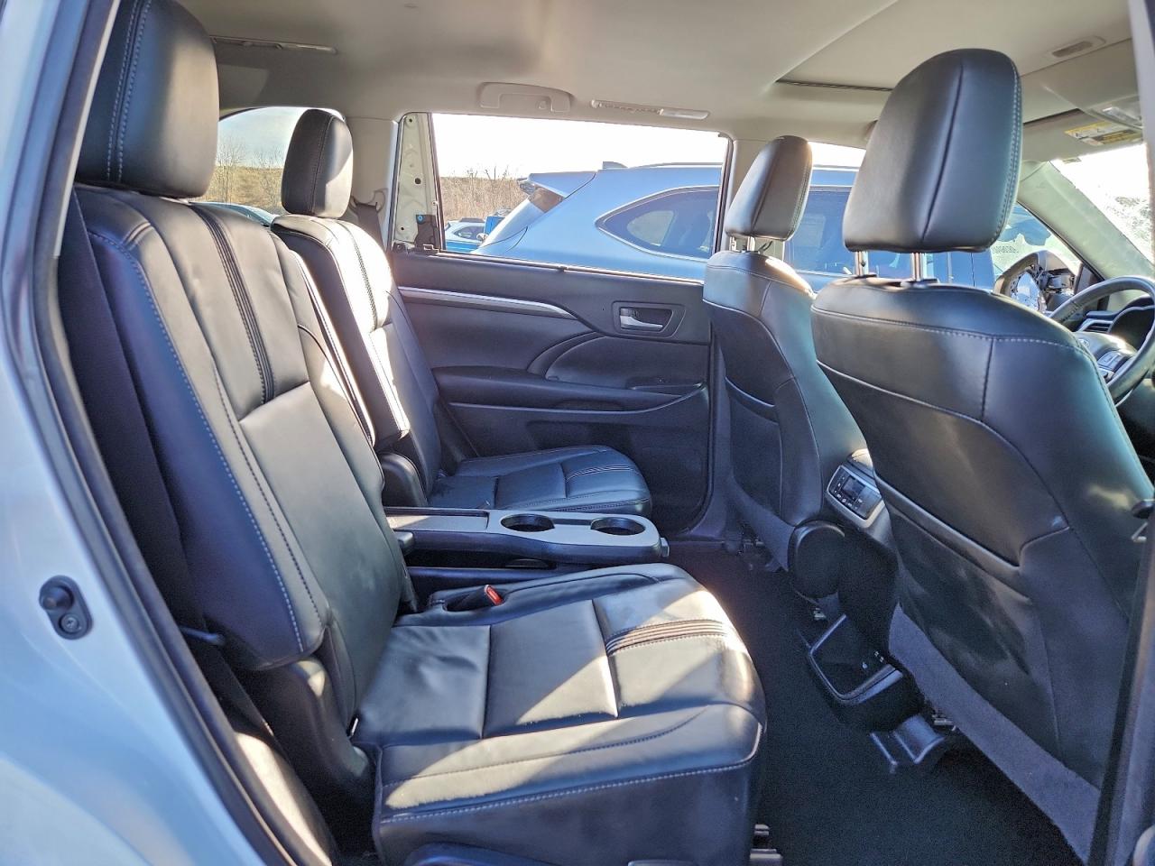 2017 TOYOTA HIGHLANDER SE photo 31
