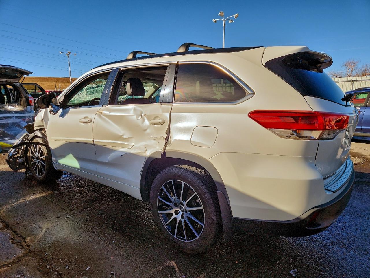 2017 TOYOTA HIGHLANDER SE photo 4
