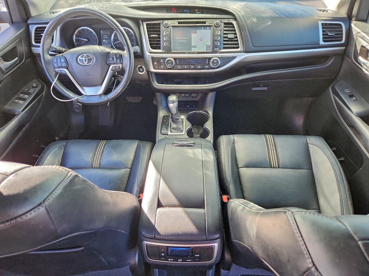 2017 TOYOTA HIGHLANDER SE photo 22