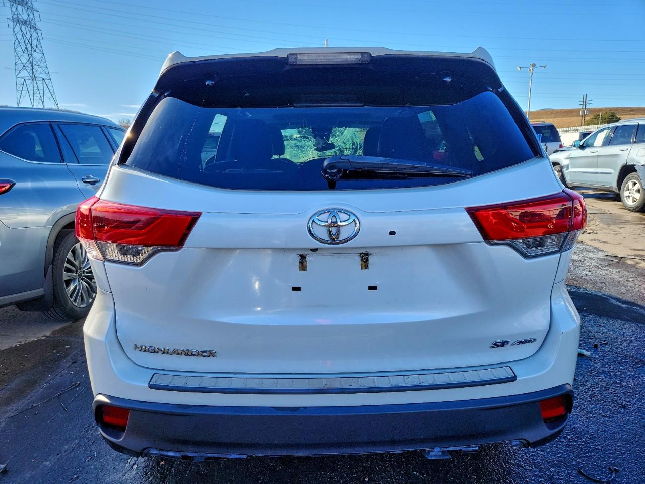 2017 TOYOTA HIGHLANDER SE photo 16