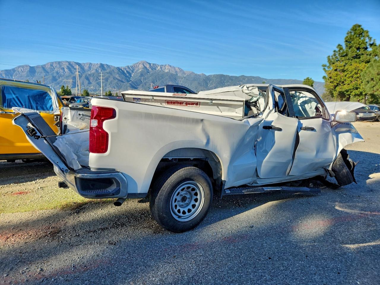 2024 CHEVROLET SILVERADO C1500 photo 3