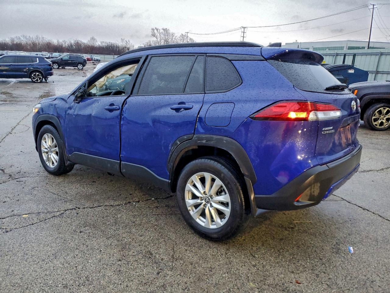 2025 TOYOTA COROLLA CROSS LE photo 3