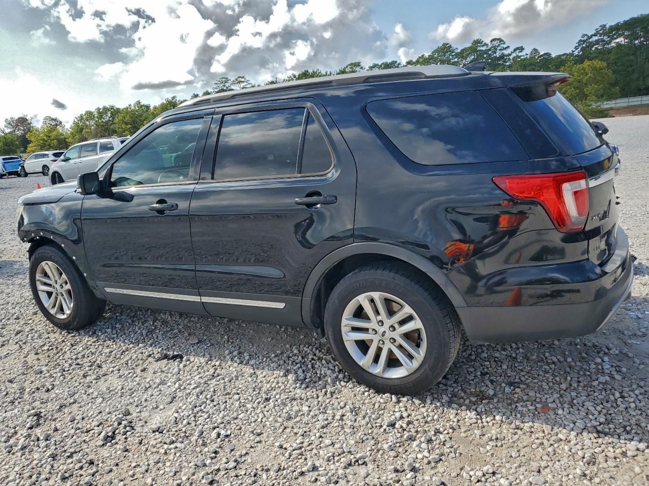 2017 FORD EXPLORER XLT photo 2