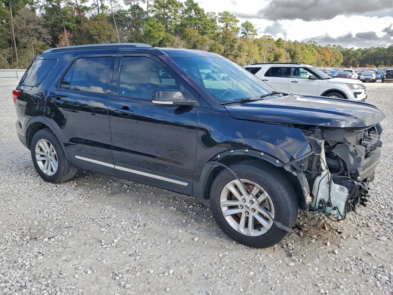 2017 FORD EXPLORER XLT photo 4