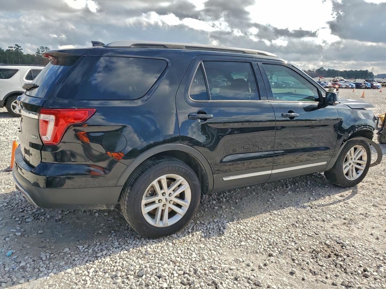 2017 FORD EXPLORER XLT photo 3