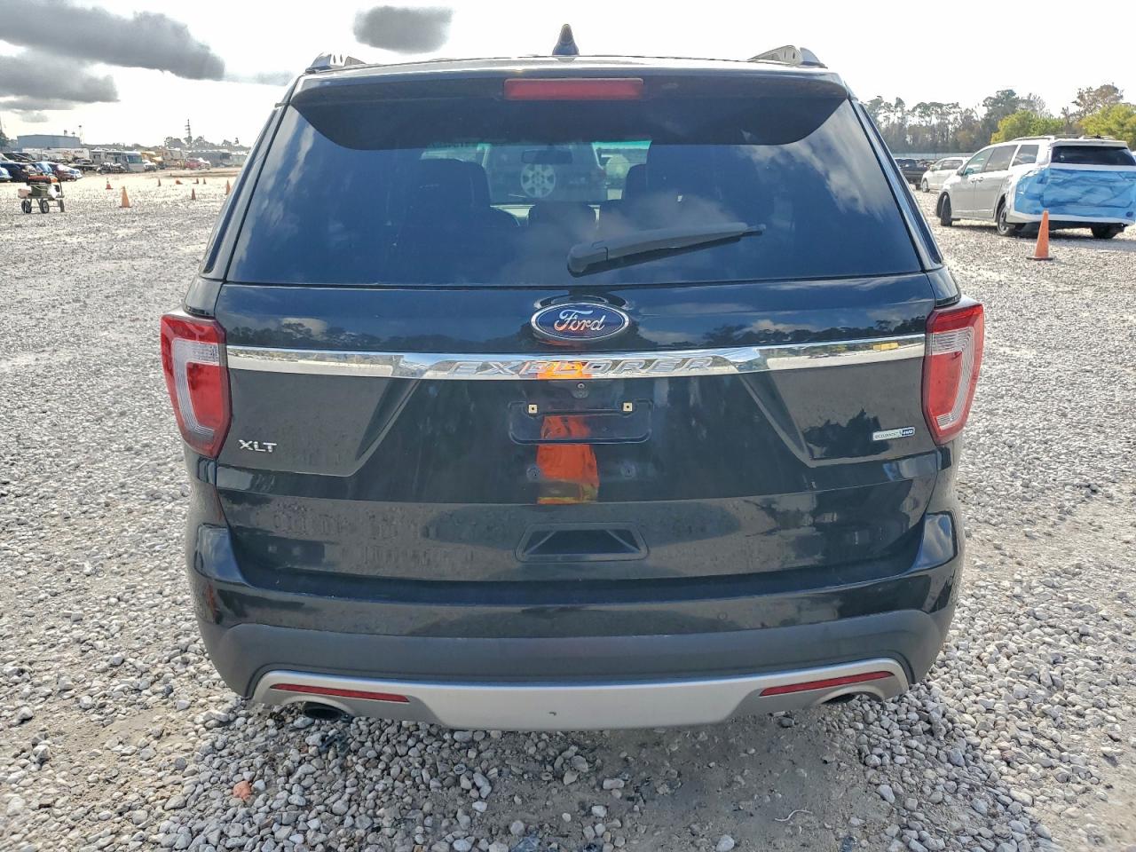 2017 FORD EXPLORER XLT photo 6