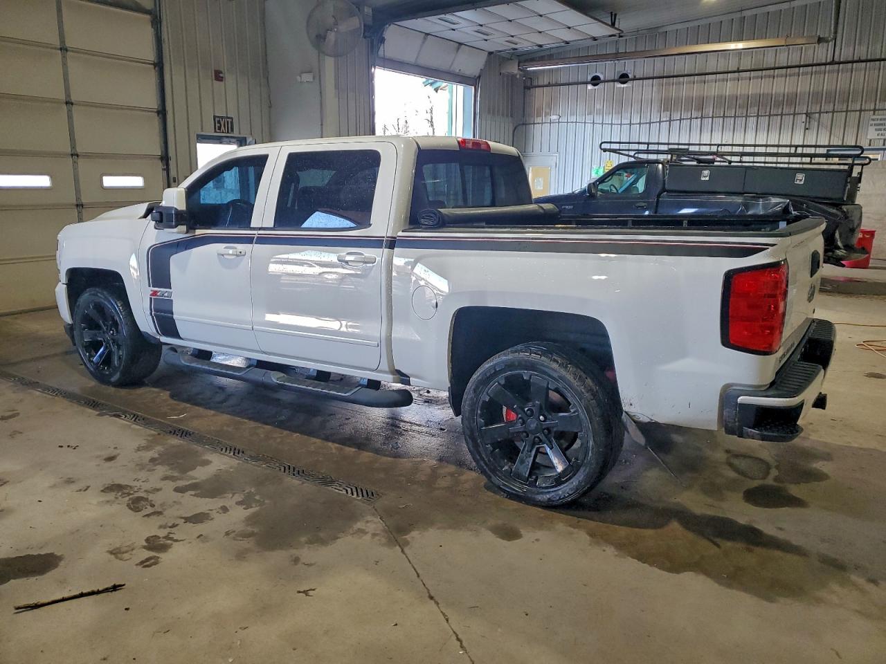 2018 CHEVROLET SILVERADO K1500 LT photo 2