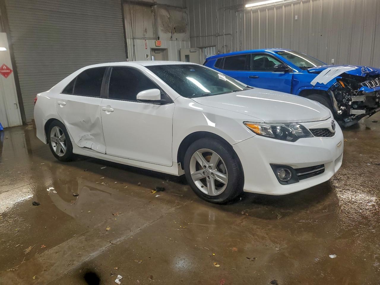 2014 TOYOTA CAMRY L photo 4