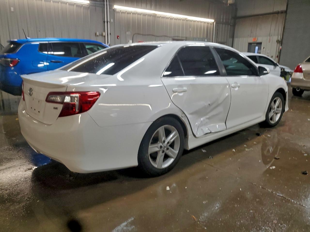 2014 TOYOTA CAMRY L photo 3
