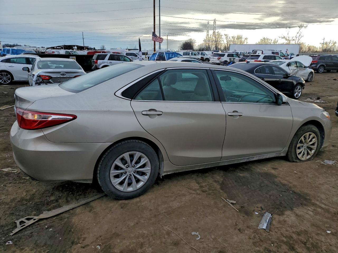 2016 TOYOTA CAMRY LE photo 5