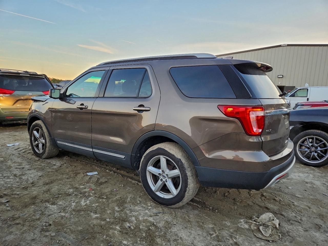 2016 FORD EXPLORER XLT photo 2