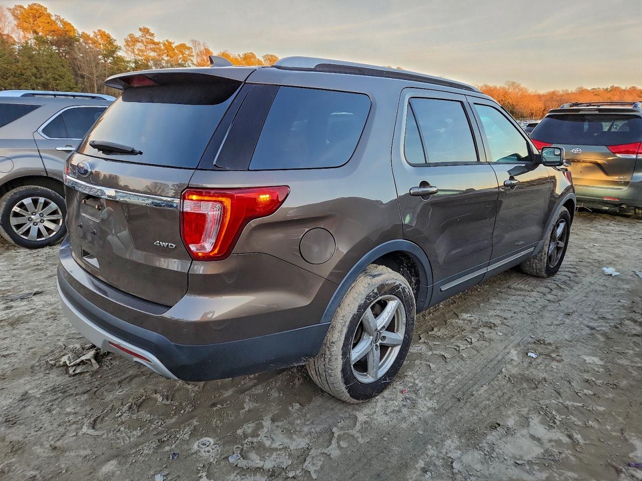 2016 FORD EXPLORER XLT photo 3