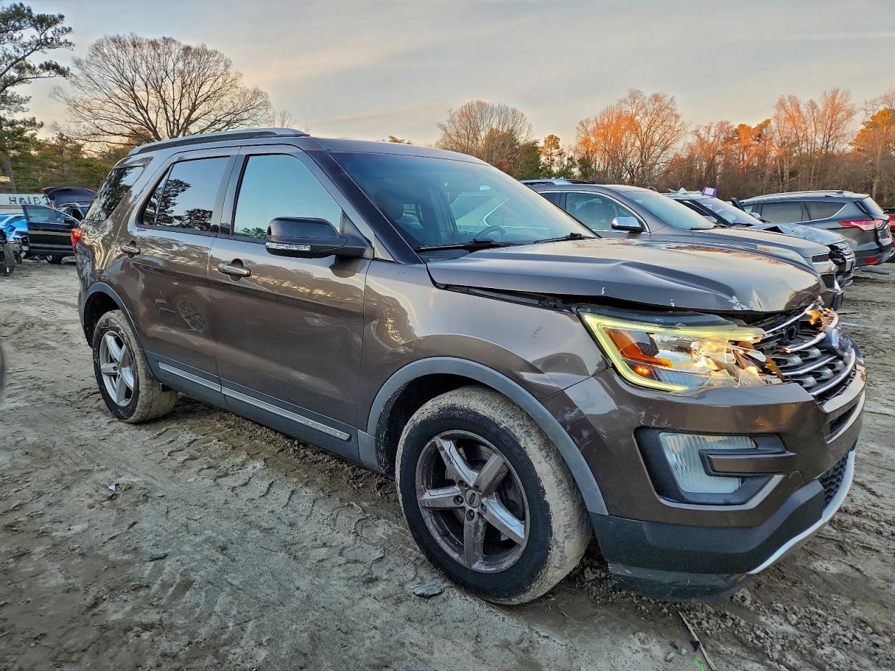 2016 FORD EXPLORER XLT photo 4