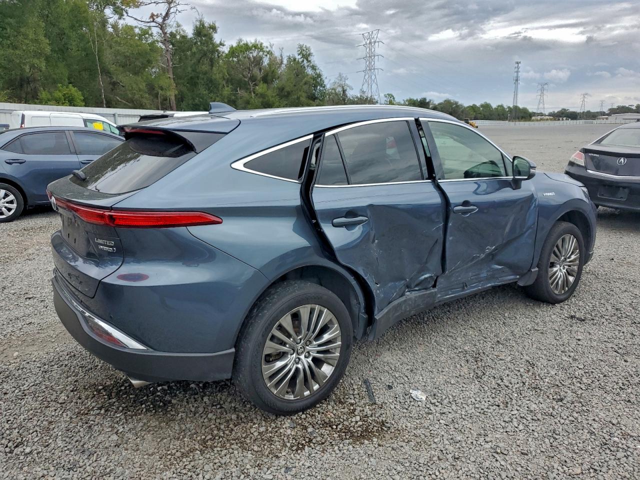 2021 TOYOTA VENZA LE photo 3