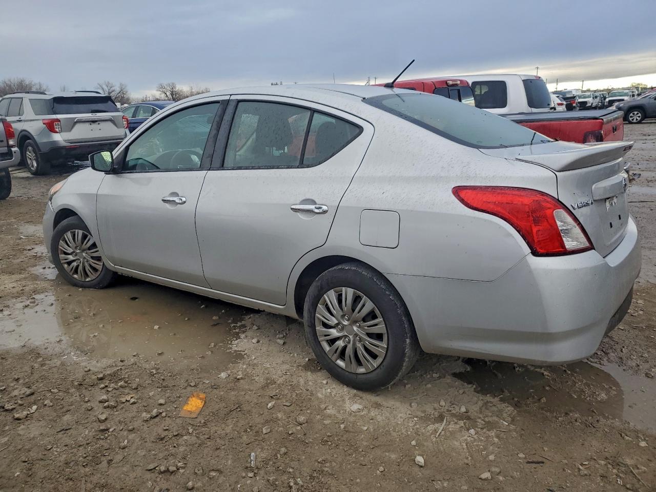 2019 NISSAN VERSA S photo 2