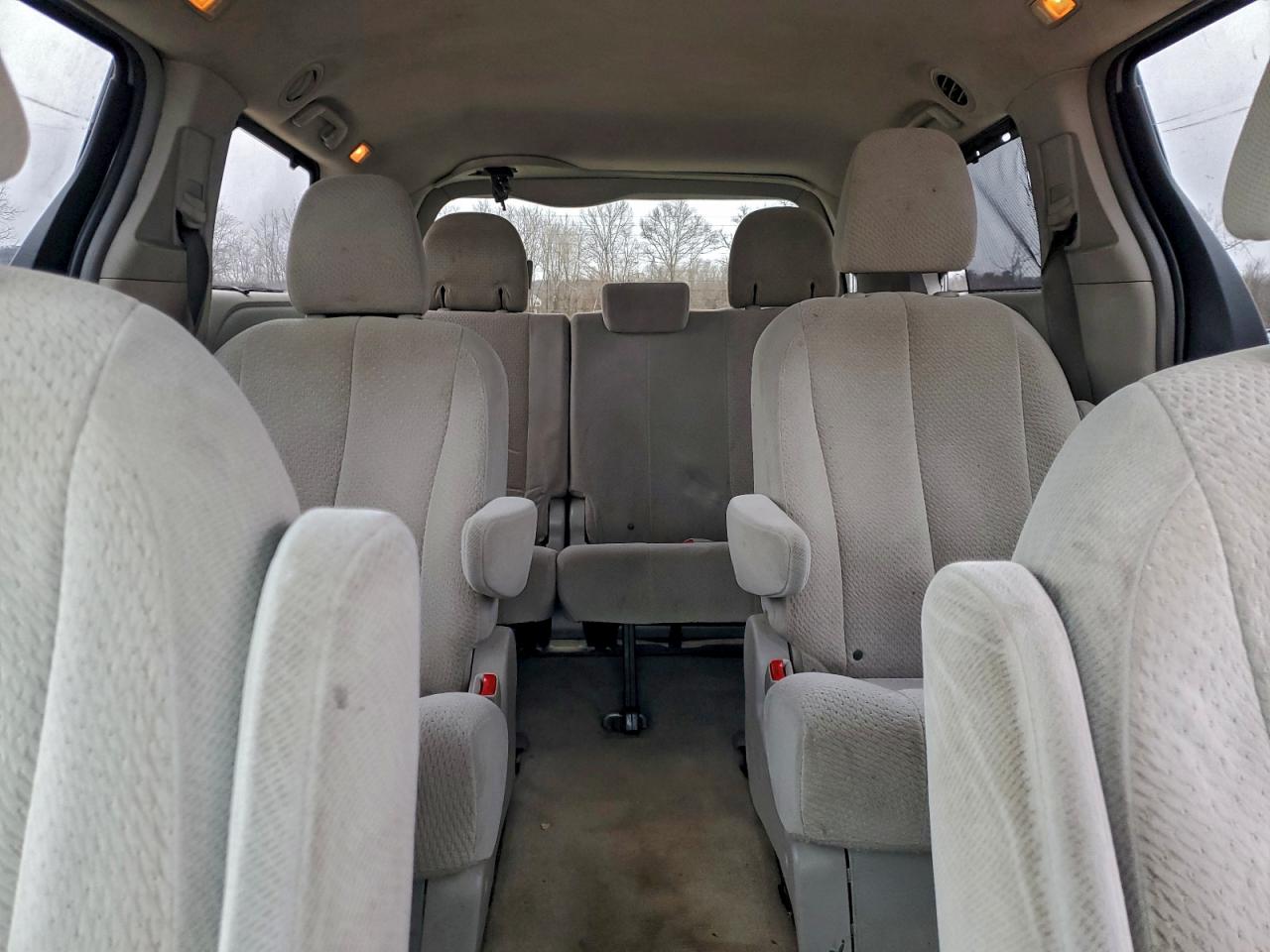 2014 TOYOTA SIENNA LE photo 28