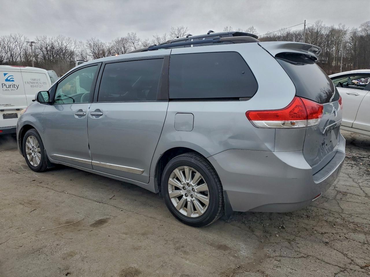 2014 TOYOTA SIENNA LE photo 4