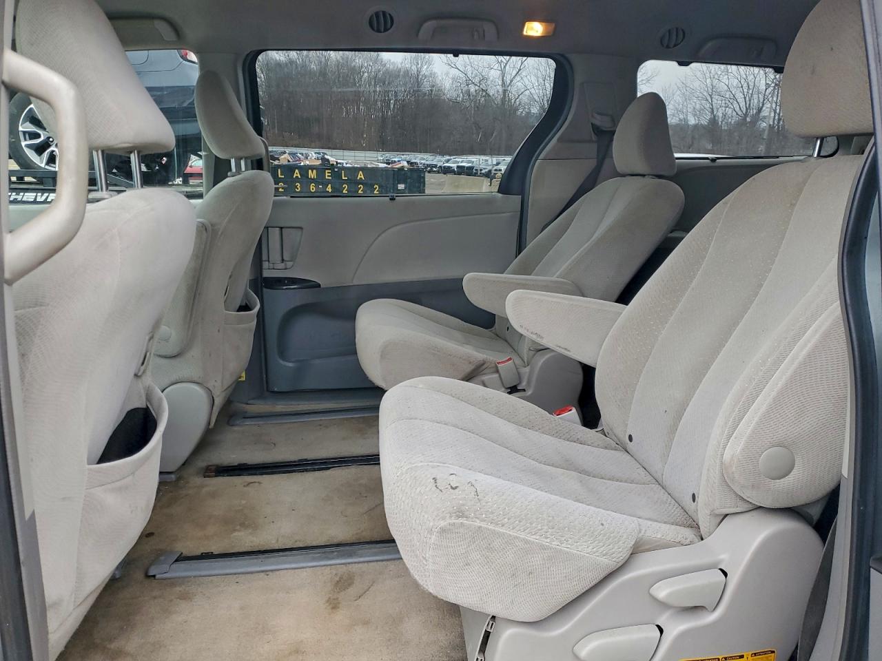 2014 TOYOTA SIENNA LE photo 31