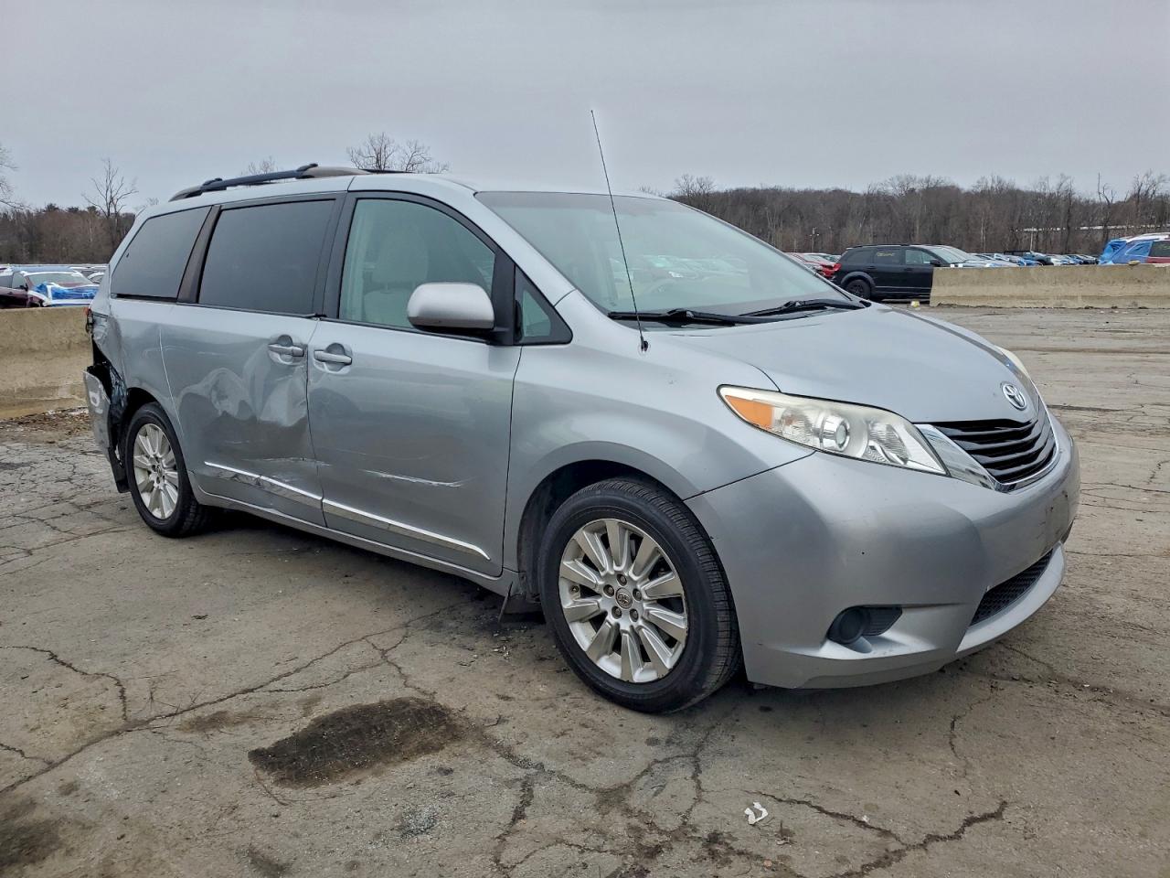 2014 TOYOTA SIENNA LE photo 10