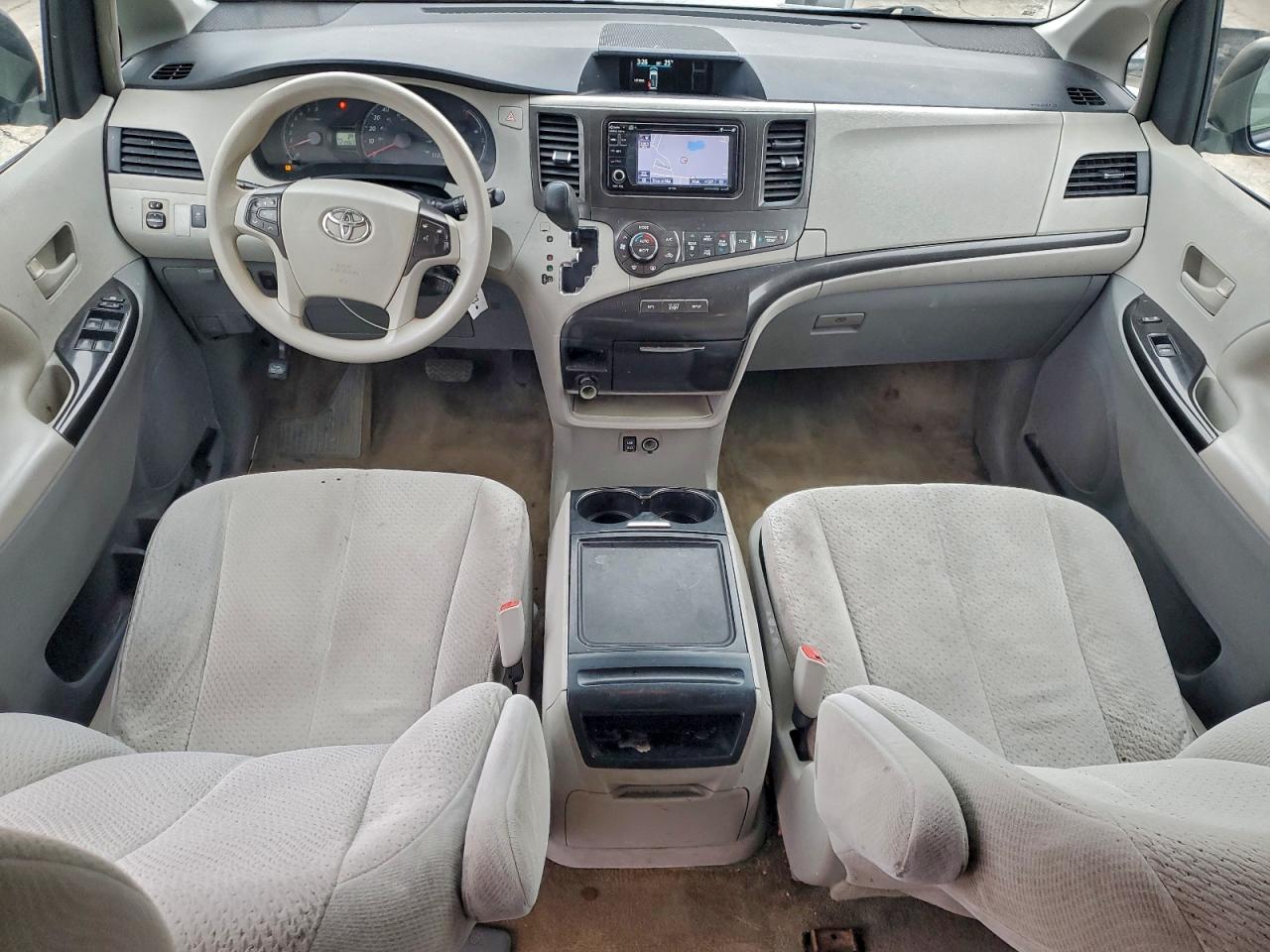 2014 TOYOTA SIENNA LE photo 22