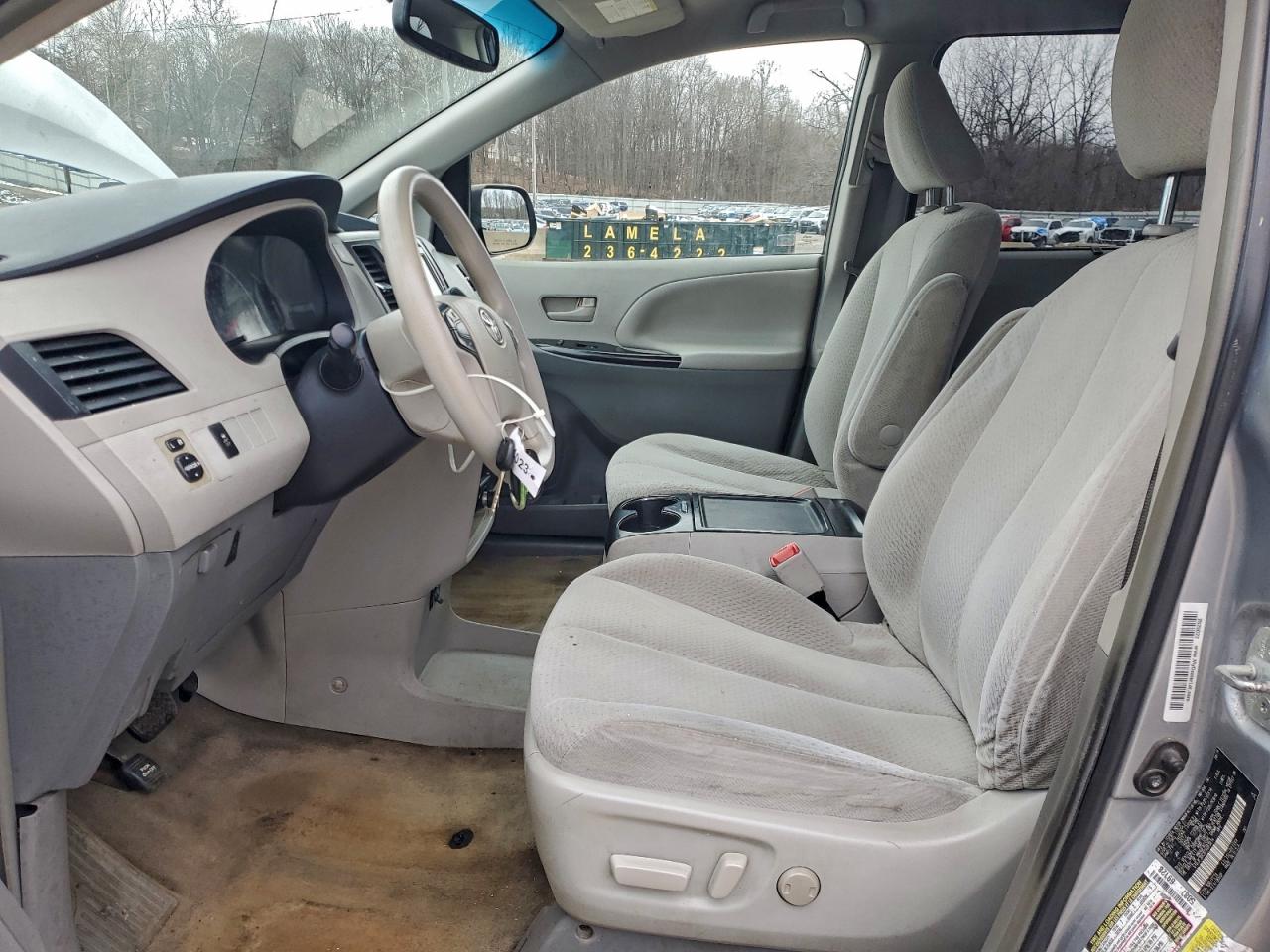 2014 TOYOTA SIENNA LE photo 19