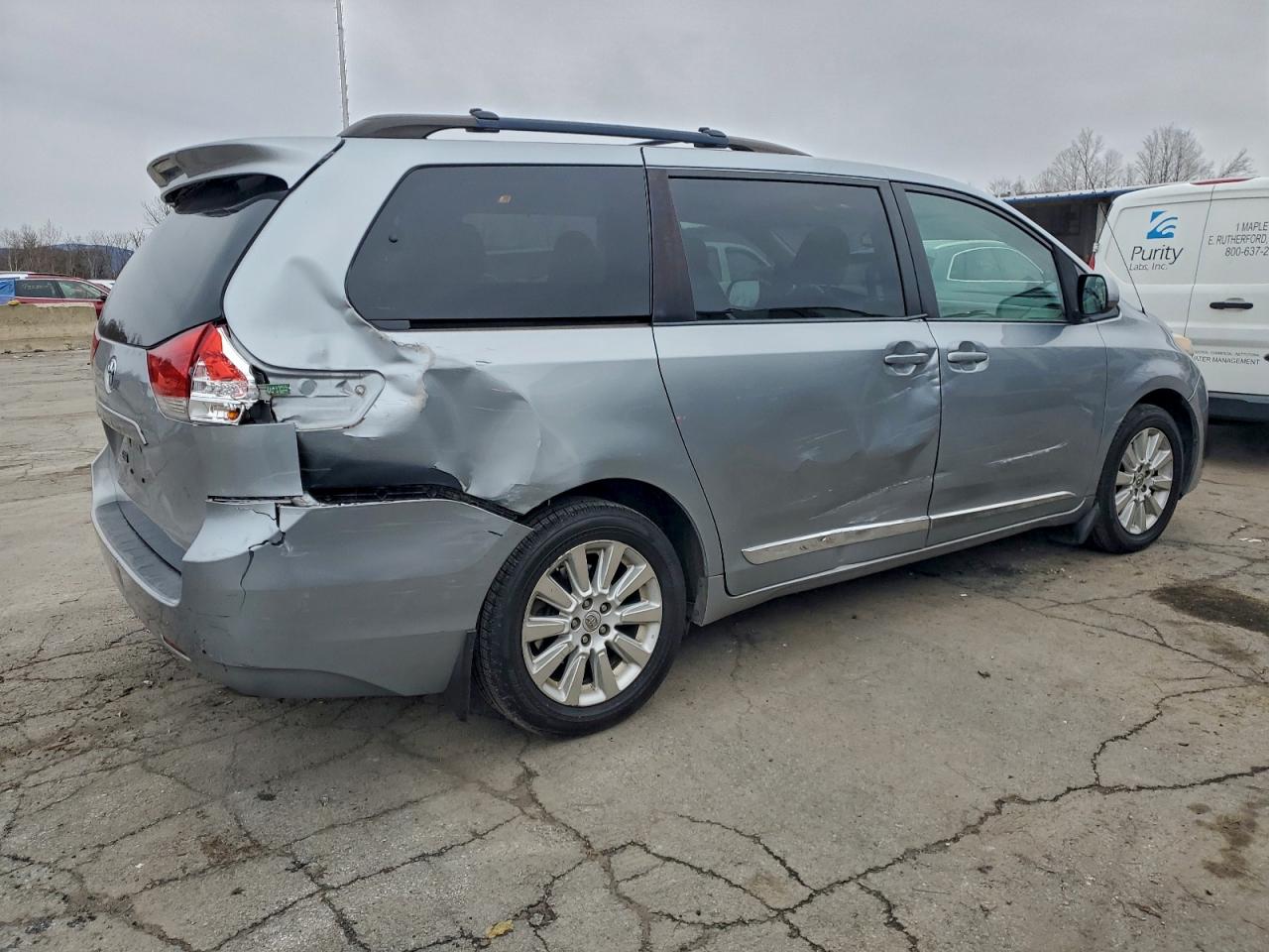 2014 TOYOTA SIENNA LE photo 7