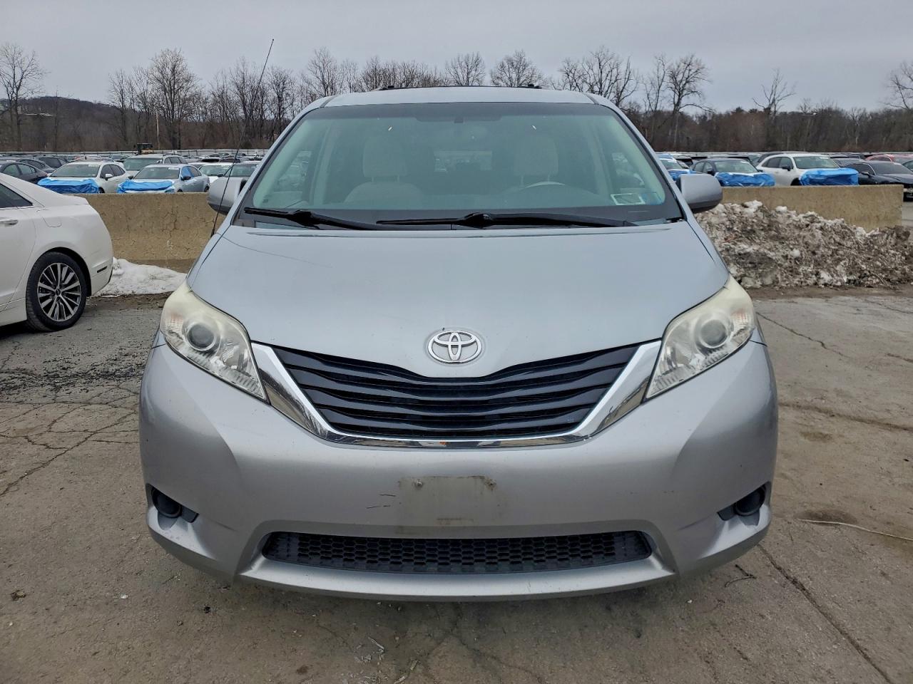 2014 TOYOTA SIENNA LE photo 13