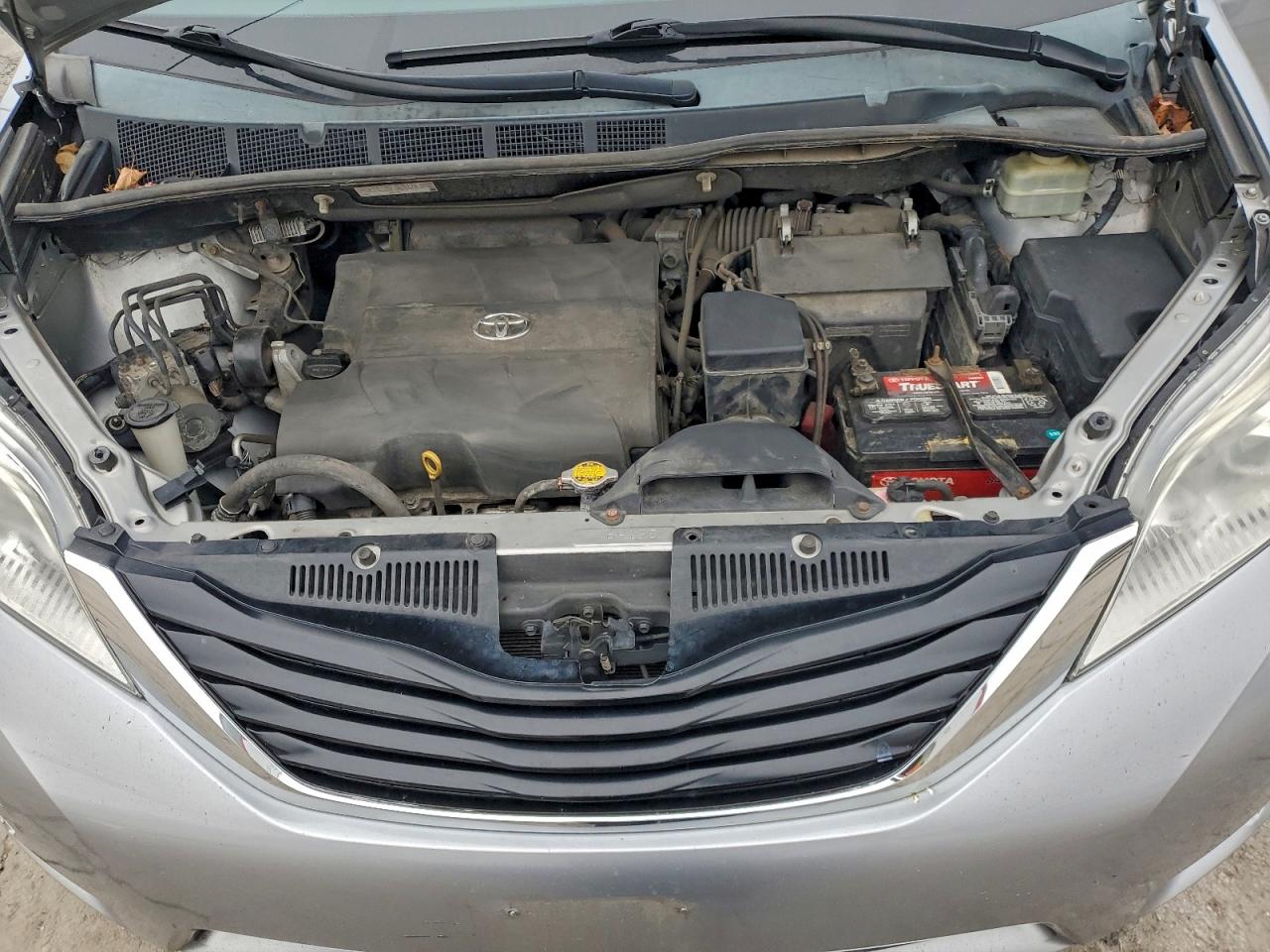 2014 TOYOTA SIENNA LE photo 34