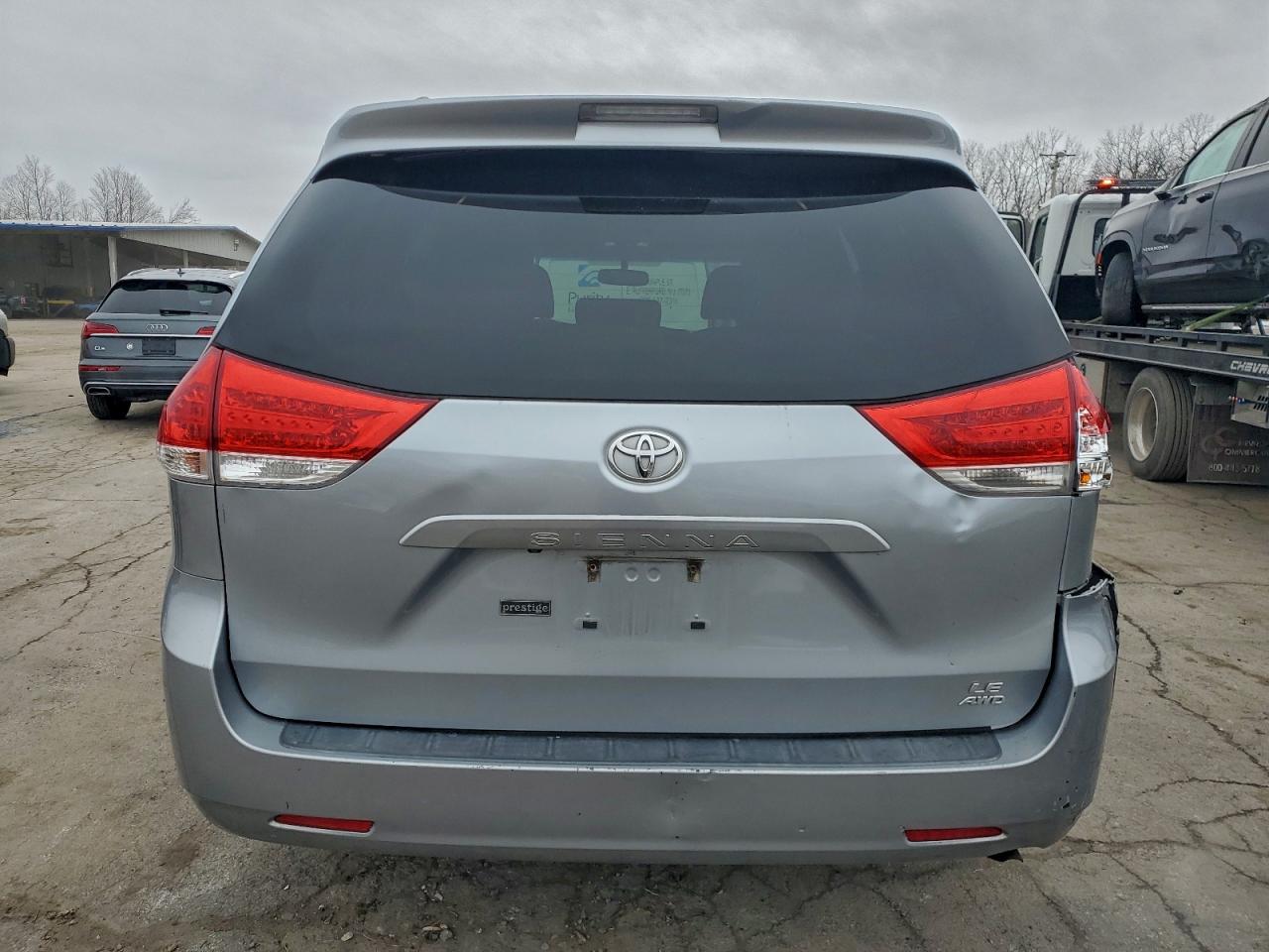 2014 TOYOTA SIENNA LE photo 16