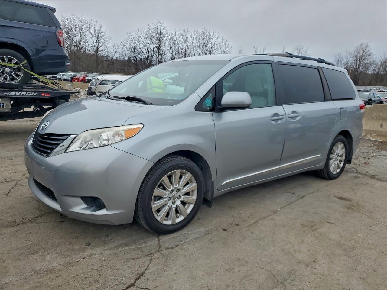 2014 TOYOTA SIENNA
