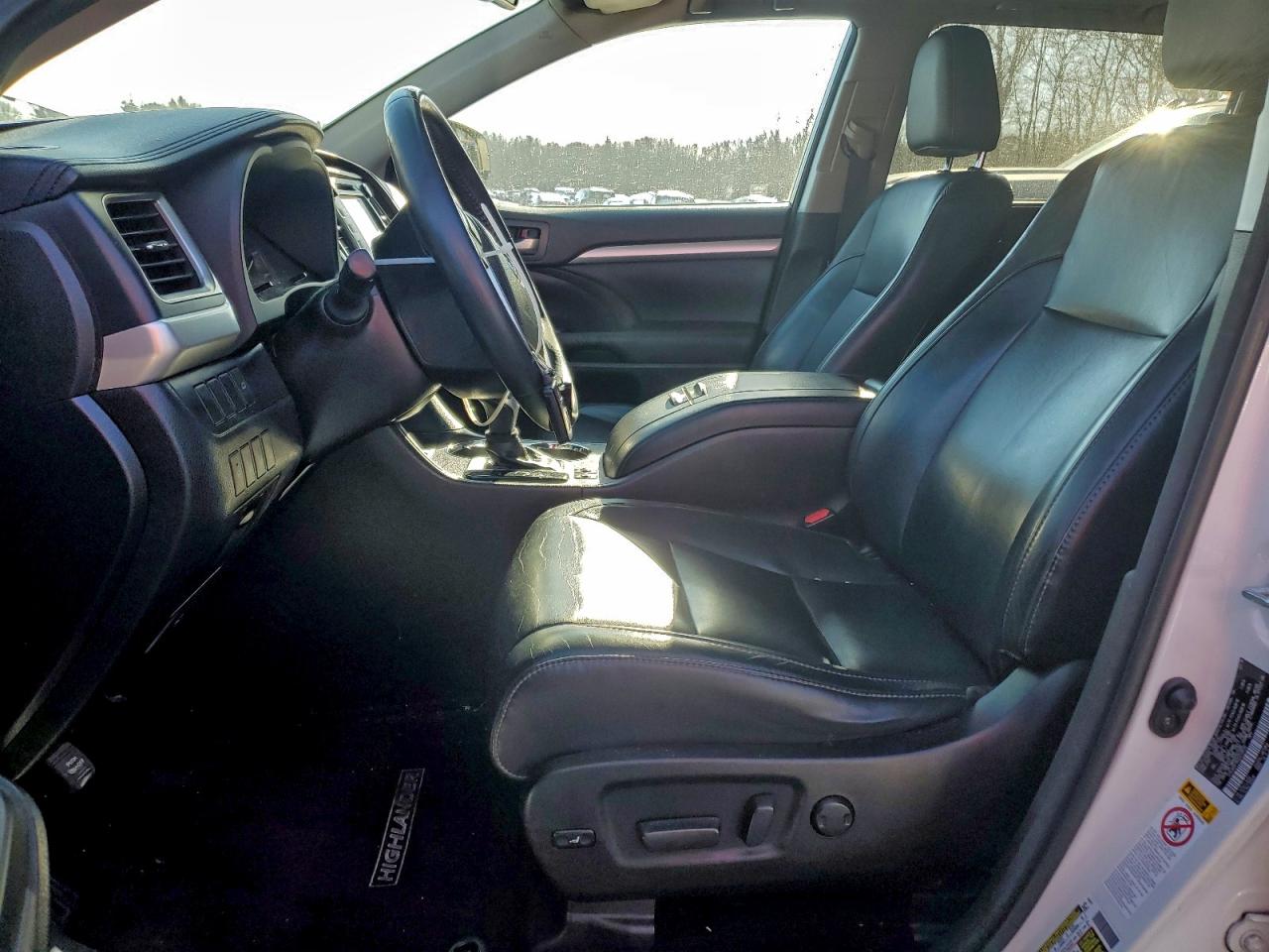 2016 TOYOTA HIGHLANDER XLE photo 7