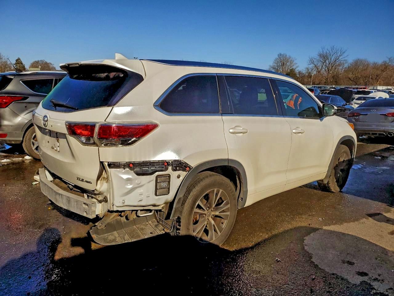 2016 TOYOTA HIGHLANDER XLE photo 3