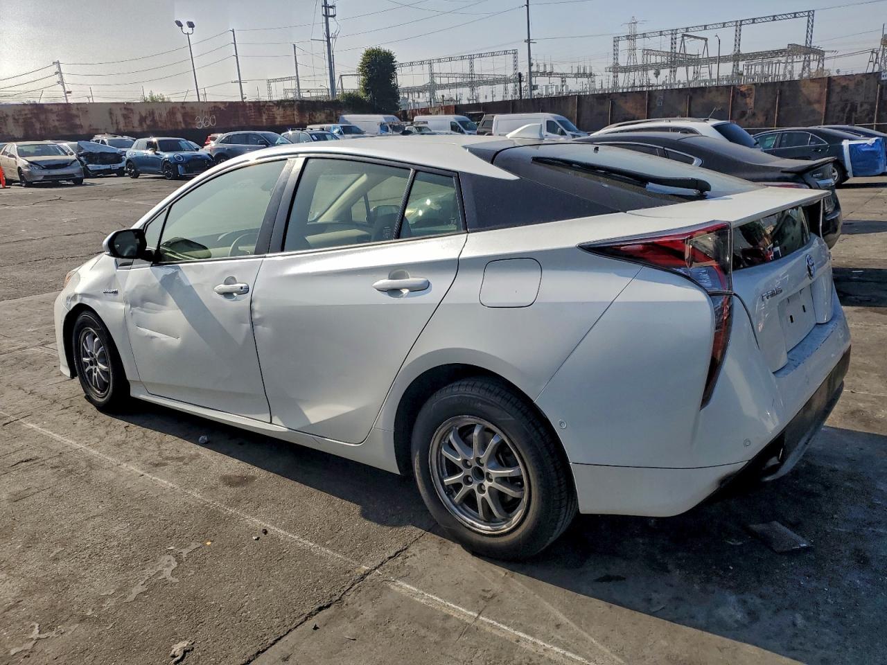 2018 TOYOTA PRIUS photo 2