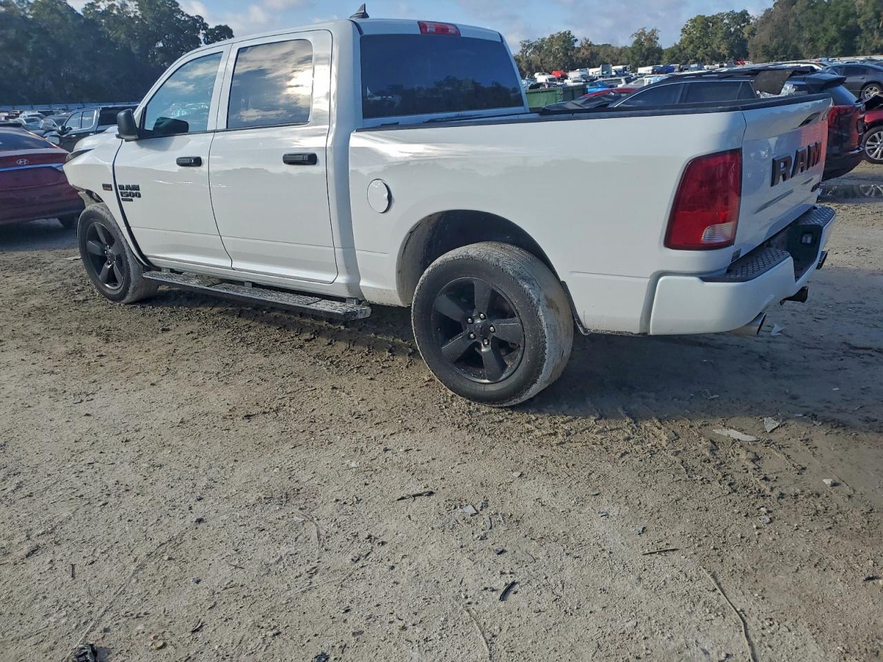 2019 RAM 1500 CLASSIC TRADESMAN photo 3