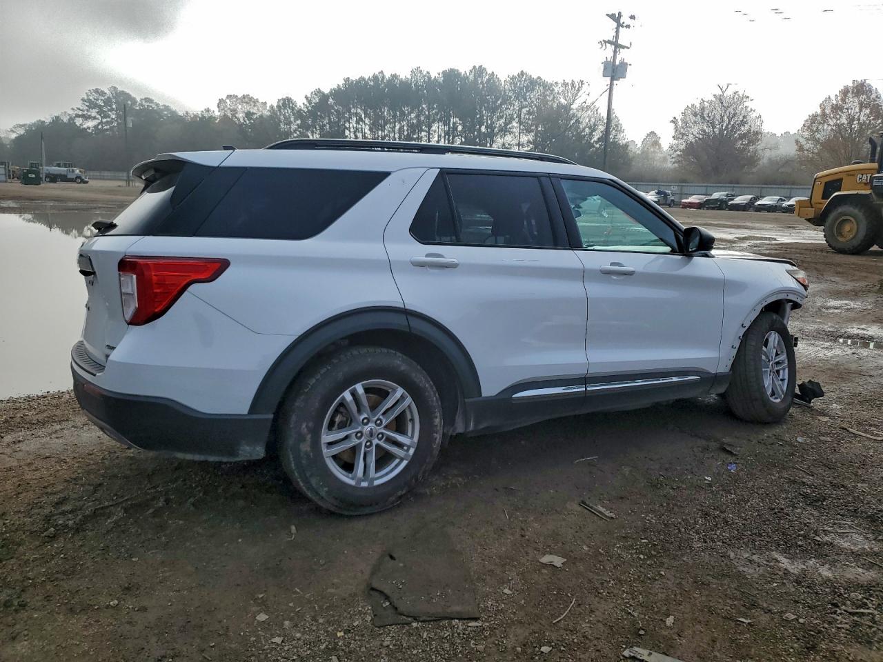 2023 FORD EXPLORER XLT photo 3