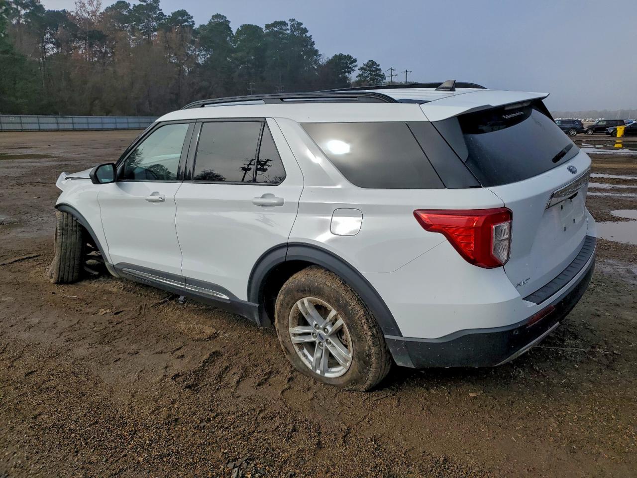 2023 FORD EXPLORER XLT photo 2