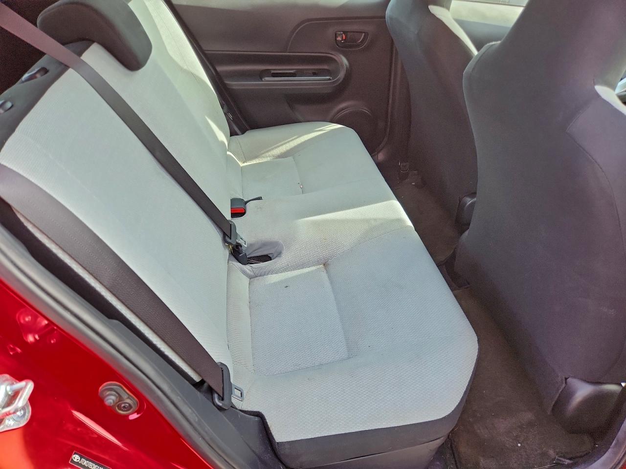 2016 TOYOTA PRIUS C photo 10