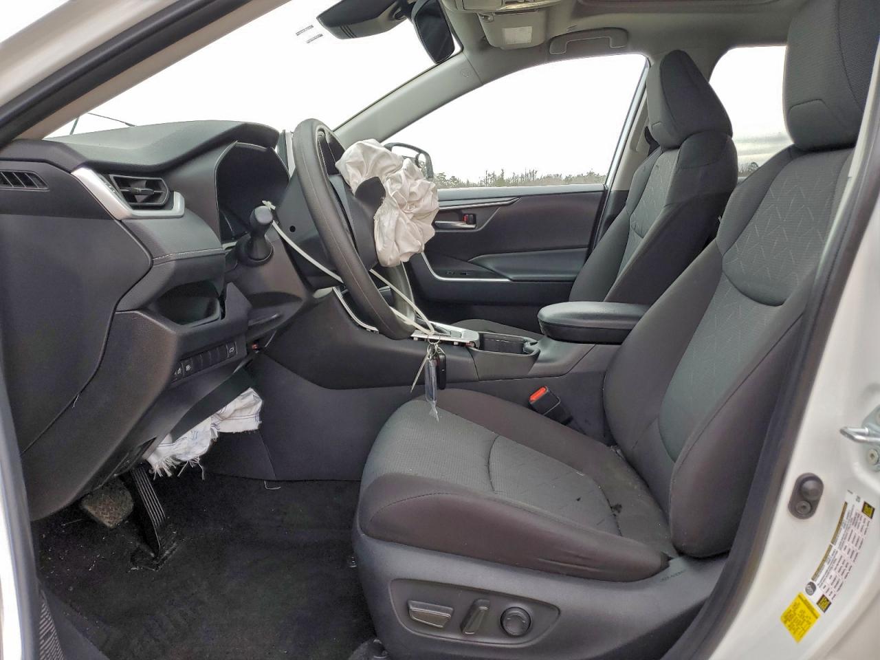 2024 TOYOTA RAV4 XLE photo 7