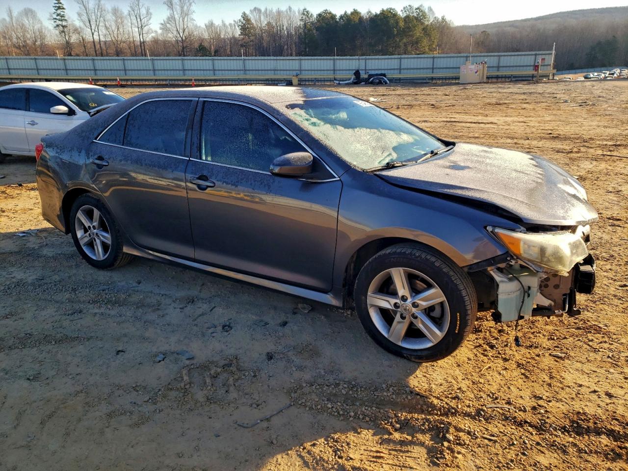 2014 TOYOTA CAMRY L photo 4