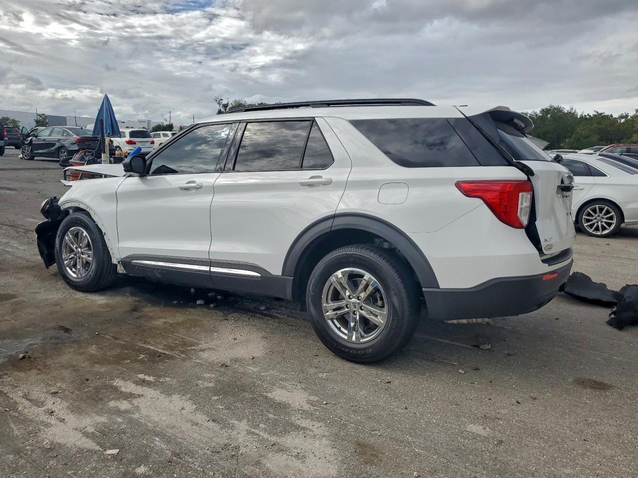 2021 FORD EXPLORER XLT photo 2