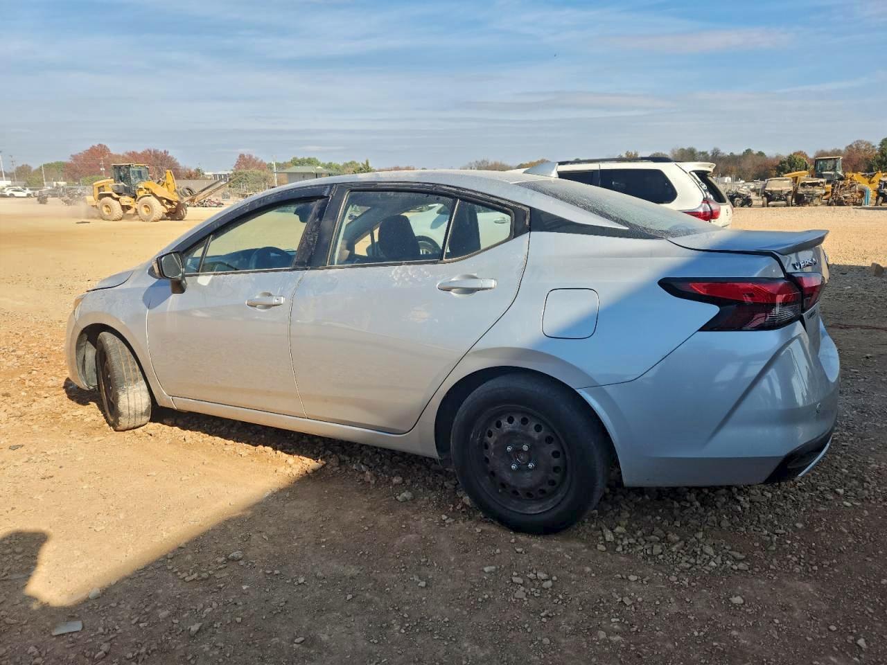 2020 NISSAN VERSA SV photo 2