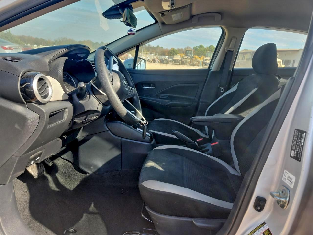 2020 NISSAN VERSA SV photo 7