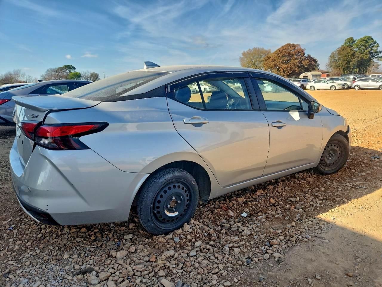 2020 NISSAN VERSA SV photo 3