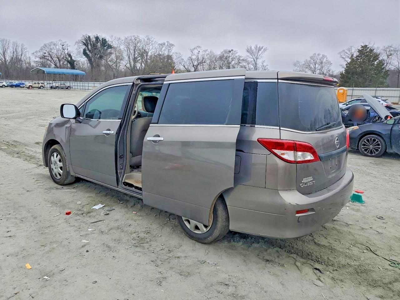2015 NISSAN QUEST S photo 2